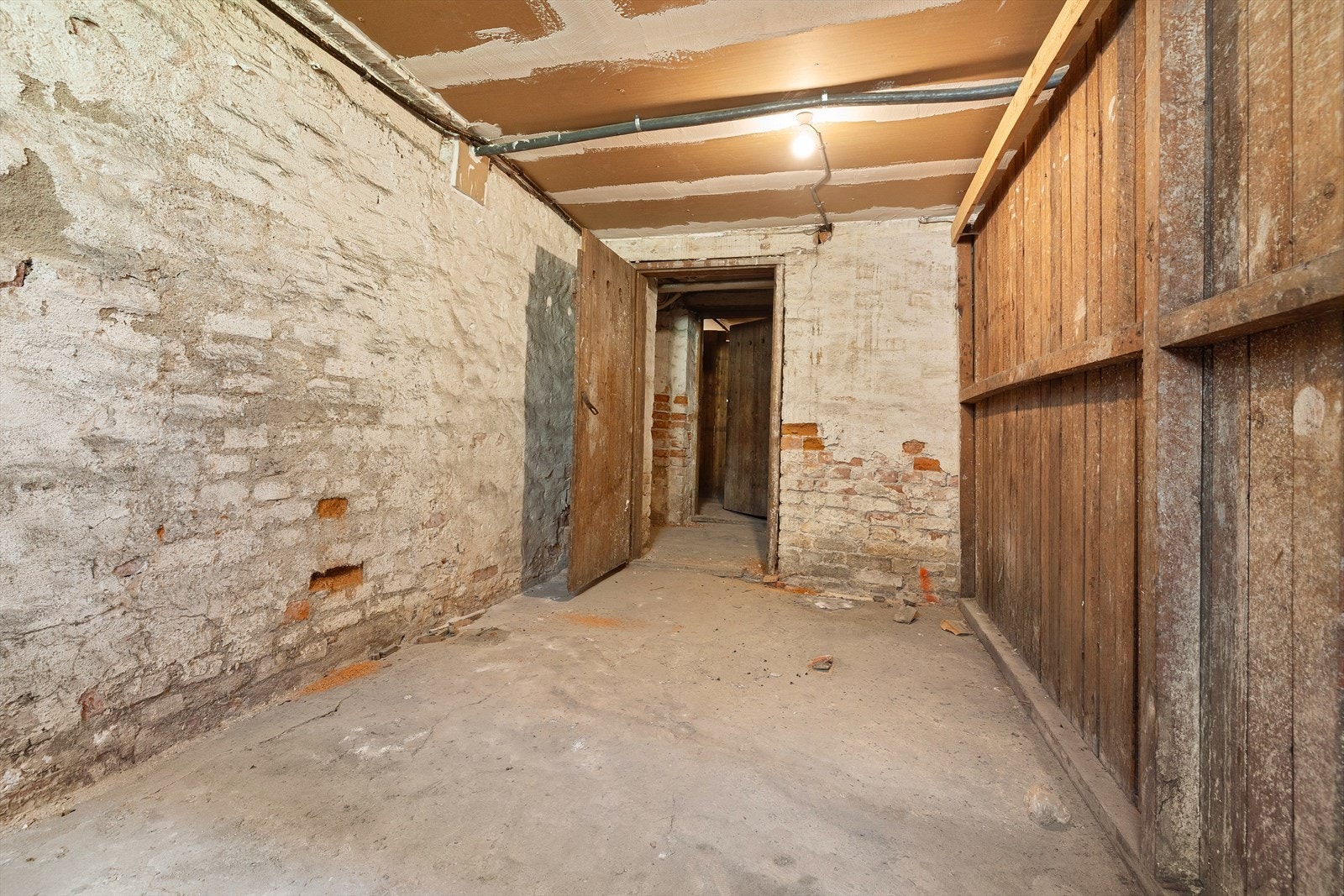 Leiligheten har en stor del i kjelleren med eksklusiv bruksrett. Det er ikke satt opp vegg som avgrenser den eksklusive bruksretten fra fellesarealet i kjelleren. Kjøper må selv privatisere og sette opp vegg til bodene med eksklusiv bruksrett. Galleribilde