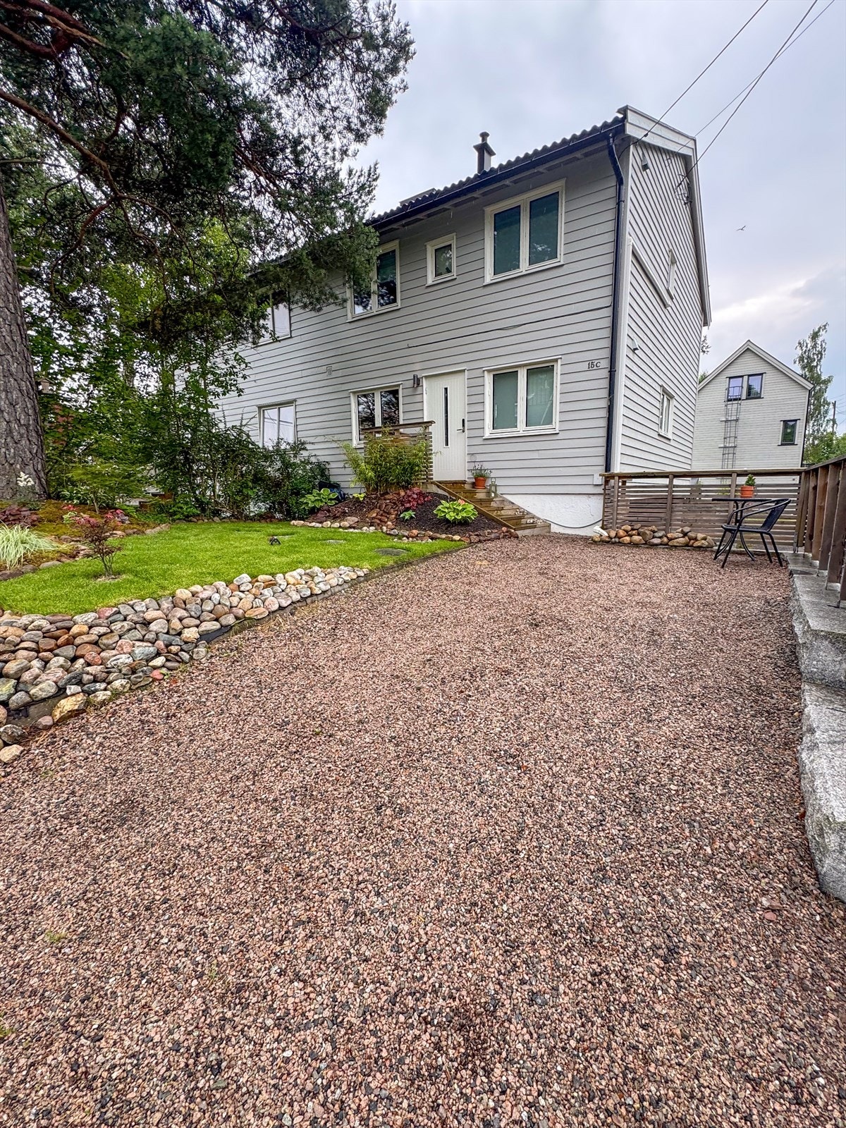 Sommerbilde fra forsiden av boligen. Galleribilde