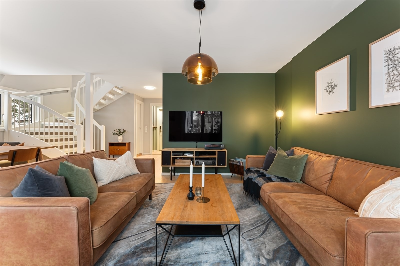 Hele boligen ble renovert i 2020 og oppleves velholdt med meget høy standard. Mulighet for å installere peis i stue. Galleribilde