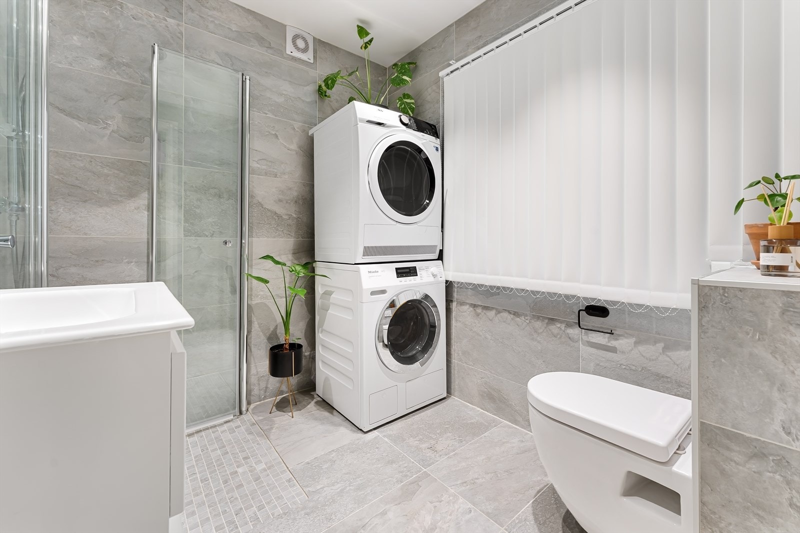 Bad i 1. etasje har opplegg for både vaskemaskin og tørketrommel. Galleribilde