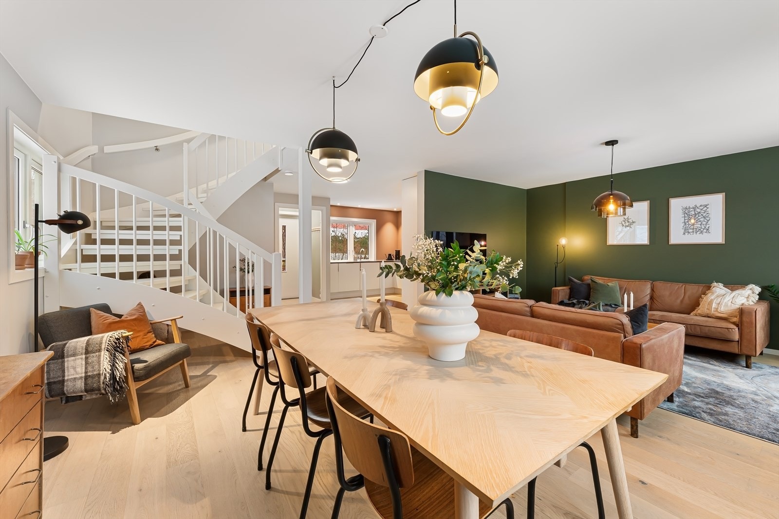 Planløsningen i hovedetasje er optimal og oversiktlig, med god luft mellom sonene. Galleribilde