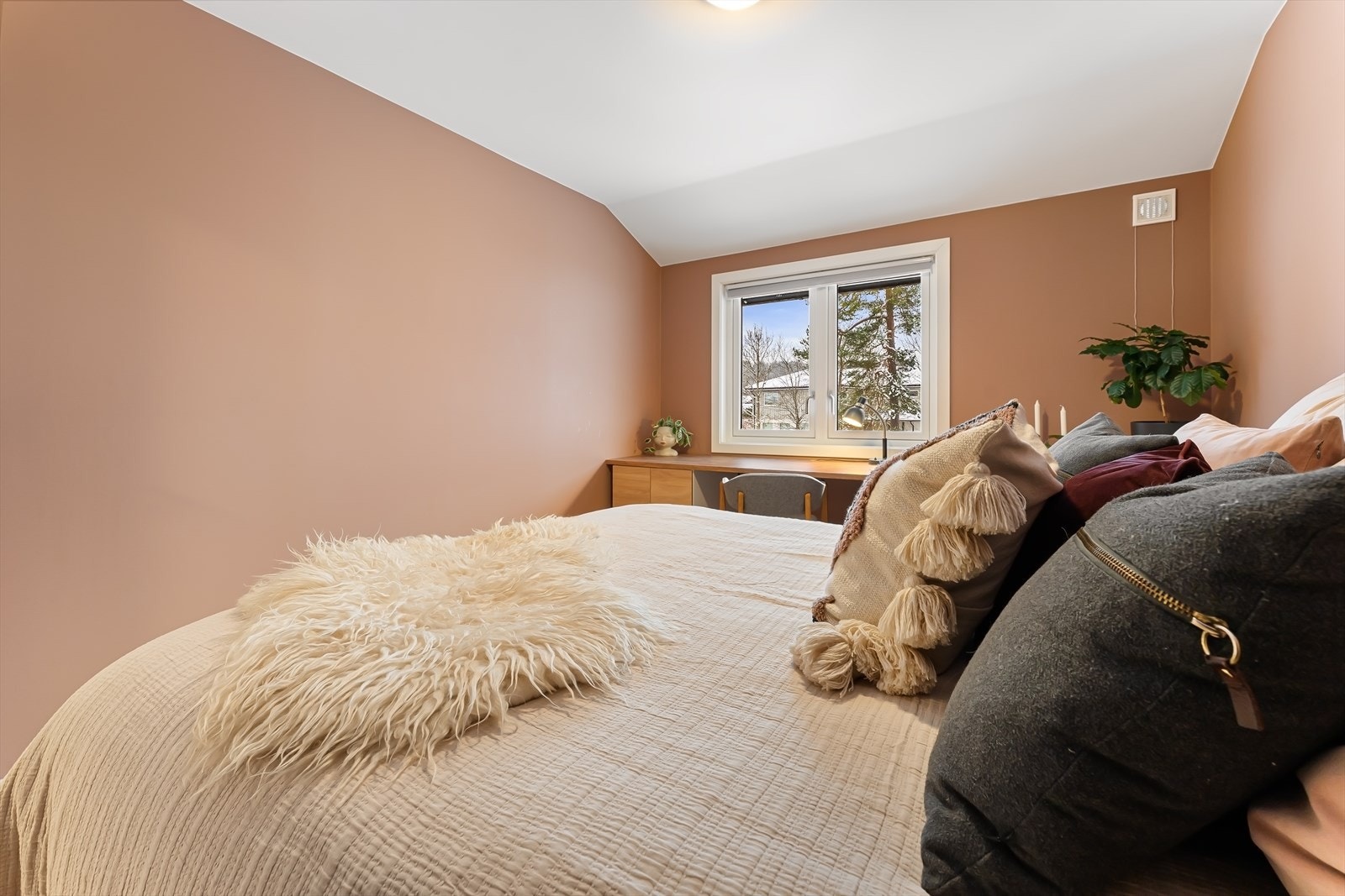 Pene, duse farger og hyggelig utsyn fra sengekanten. Galleribilde