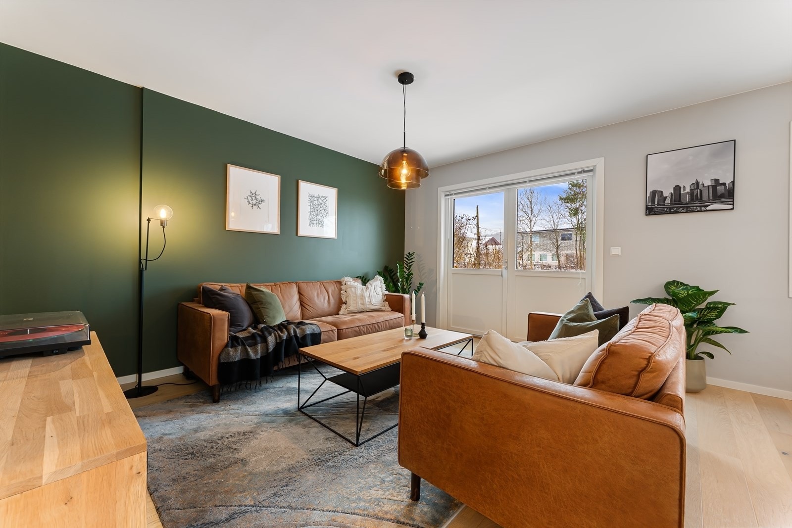 Fra stue er det utgang til hyggelig vestvendt terrasse og hagedel med sol fra morgen til kveld om sommeren. Galleribilde