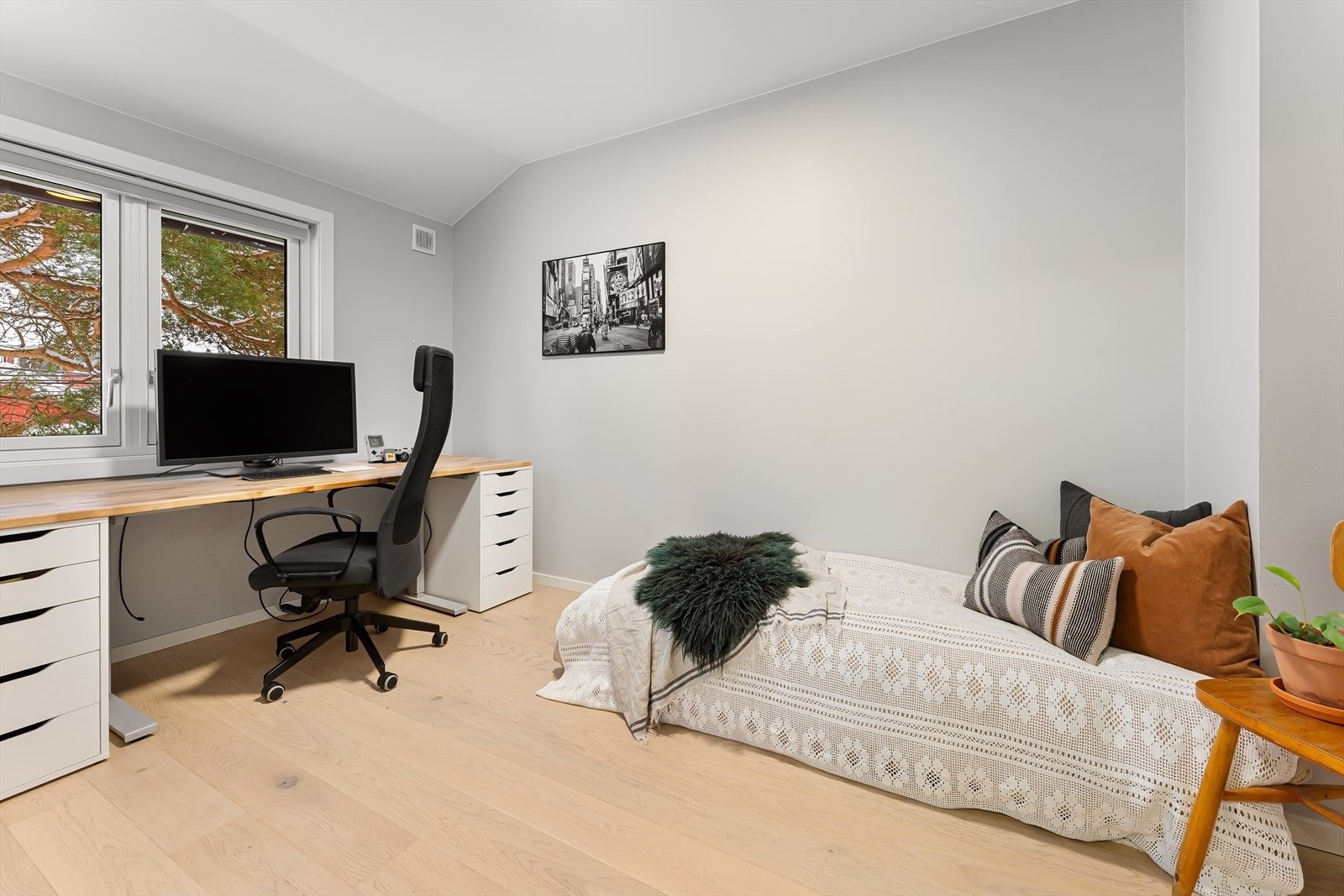 Soverom 3. Plass til dobbeltseng, garderobe og skrivebord. Galleribilde