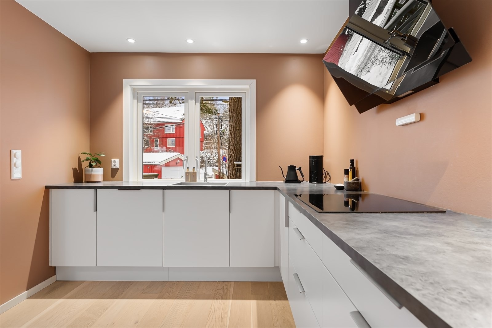 Legg merke til hyggelig utsyn til gate og uteplass. Galleribilde