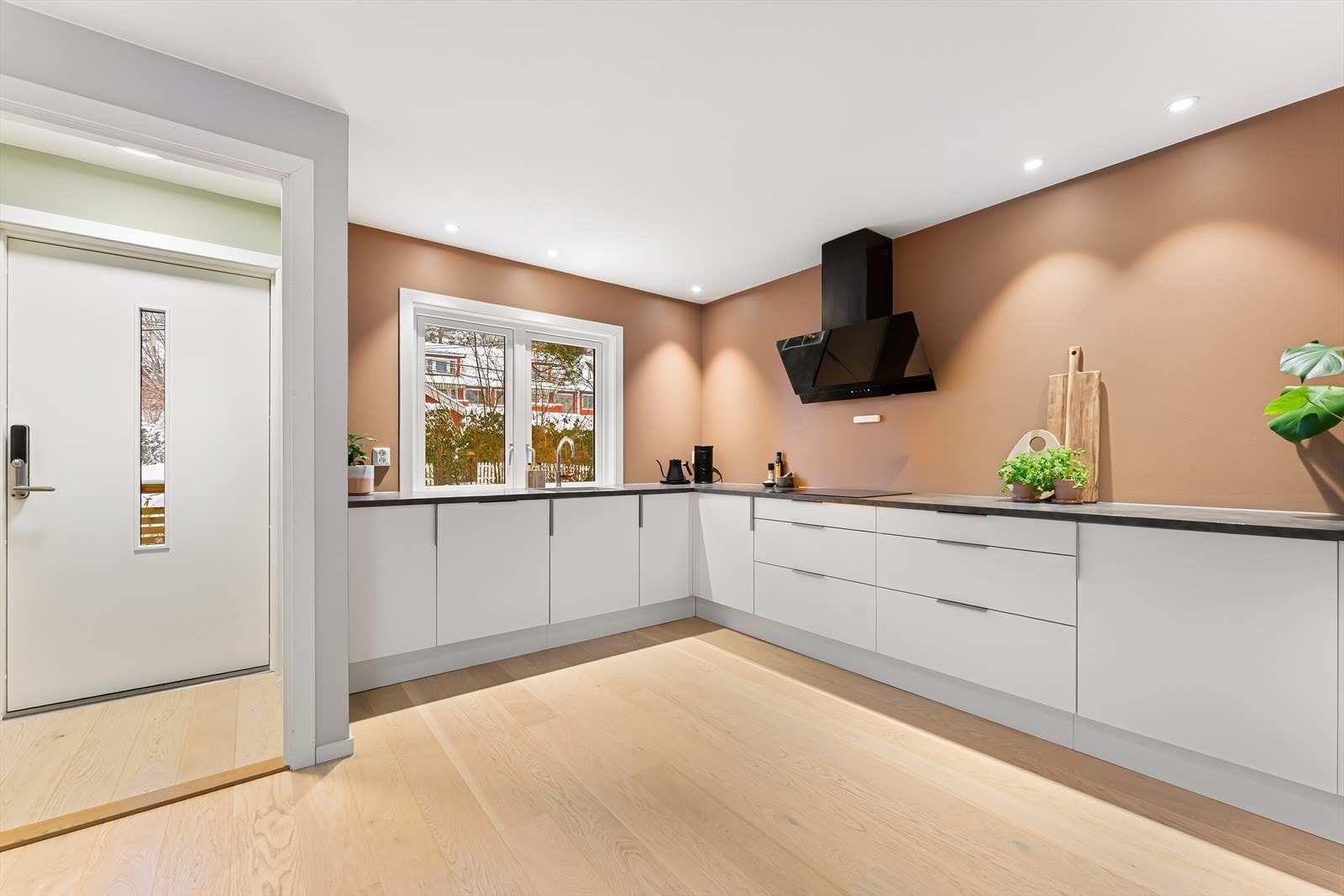 Nybo-kjøkken fra 2021 med slette fronter, laminat benkeplate og integrerte hvitevarer. Automatisk vannstopper og komfyrvakt er montert. Galleribilde