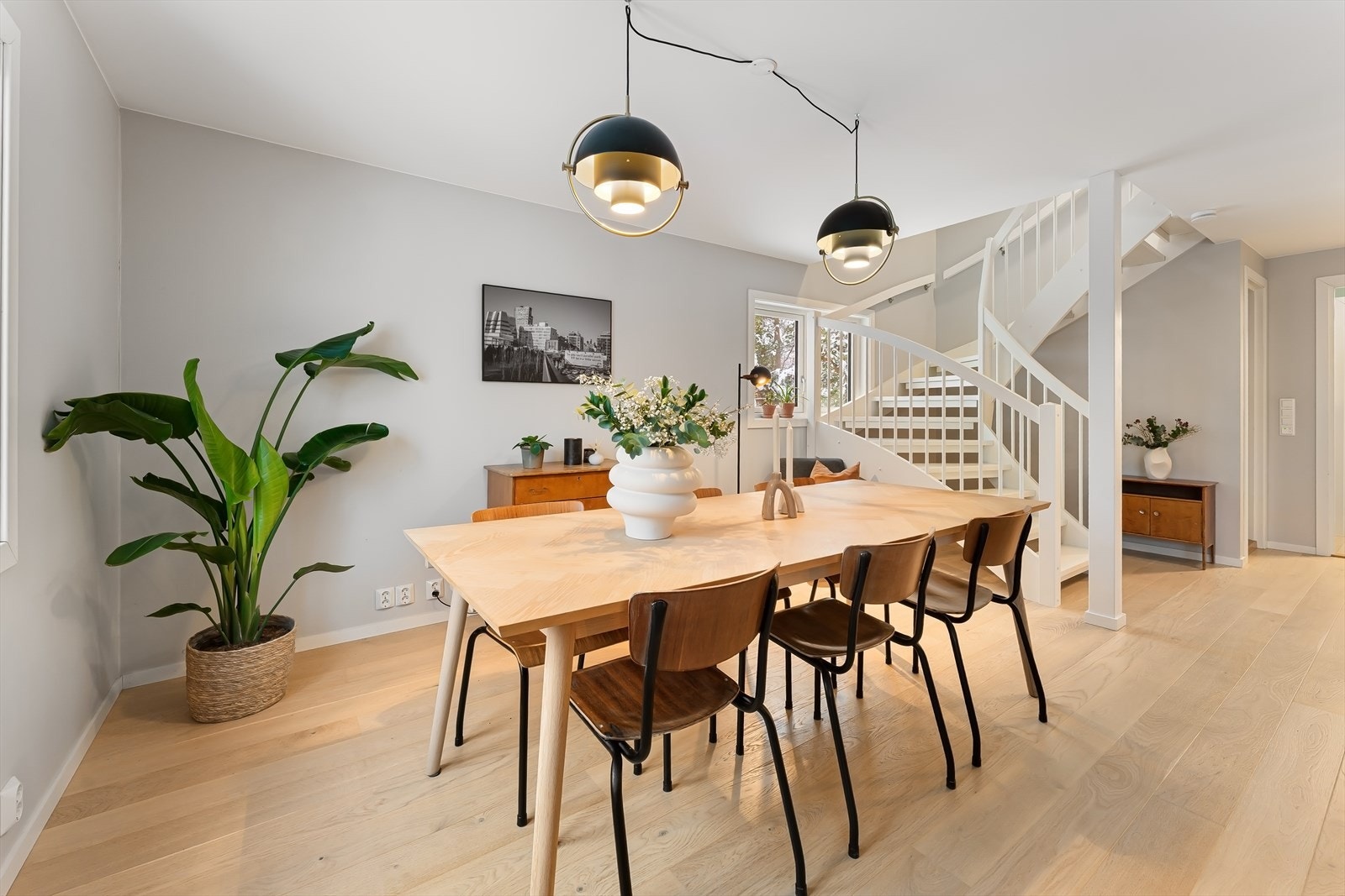 Stor spisestue med god plass til å dekke opp med langbord. Galleribilde