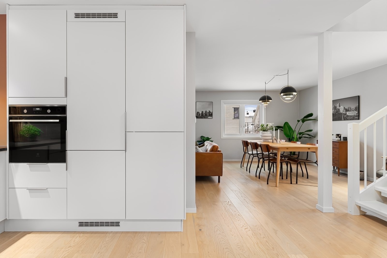 Integrerte hvitevarer som stekeovn, platetopp, oppvaskamskin og kombinert kjøleskap og fryser. Galleribilde