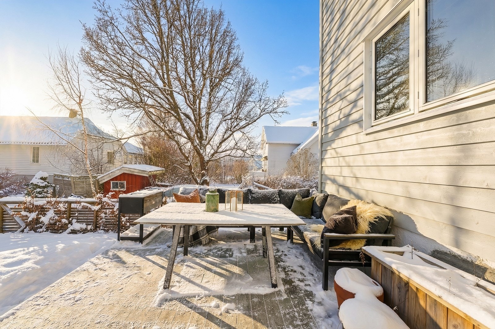 Solrik, vestvendt uteplass med terrasse på 23 kvm og hage. Galleribilde