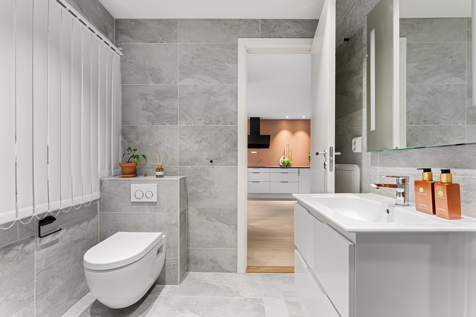 Det er to gode bad i boligen, en i hver i etasje og begge nye i 2020. Galleribilde