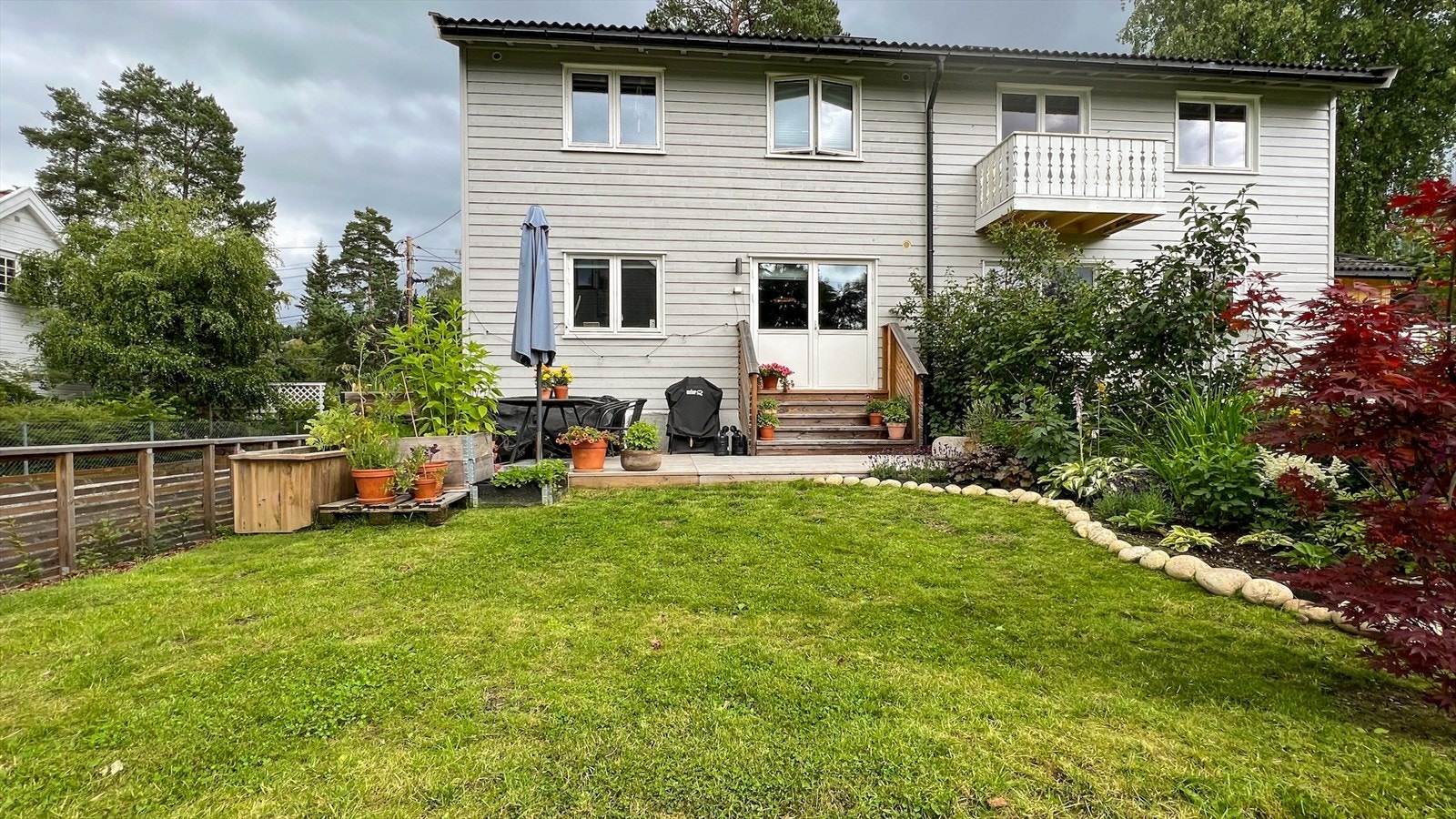 Idyllisk og velholdt hage. Sol fra ca. 10/11 til ca 20/21 om sommeren. Galleribilde