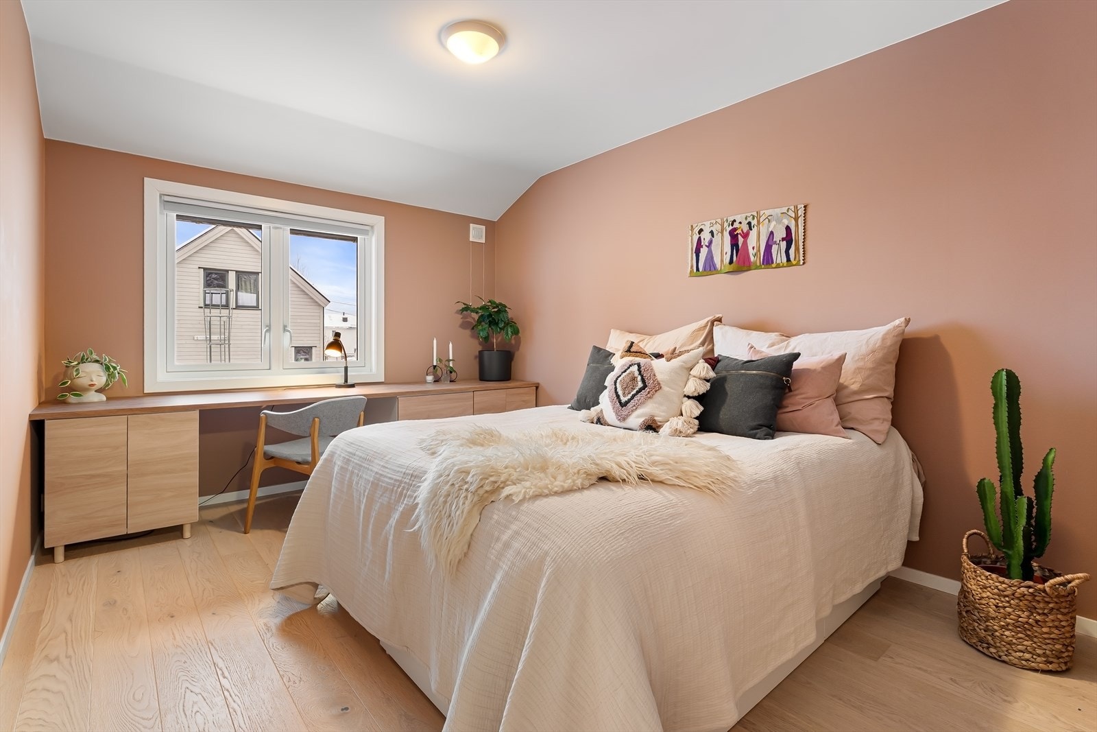 Soverom 1 med plassbygget skivebord og plass til stor dobbeltseng. Galleribilde