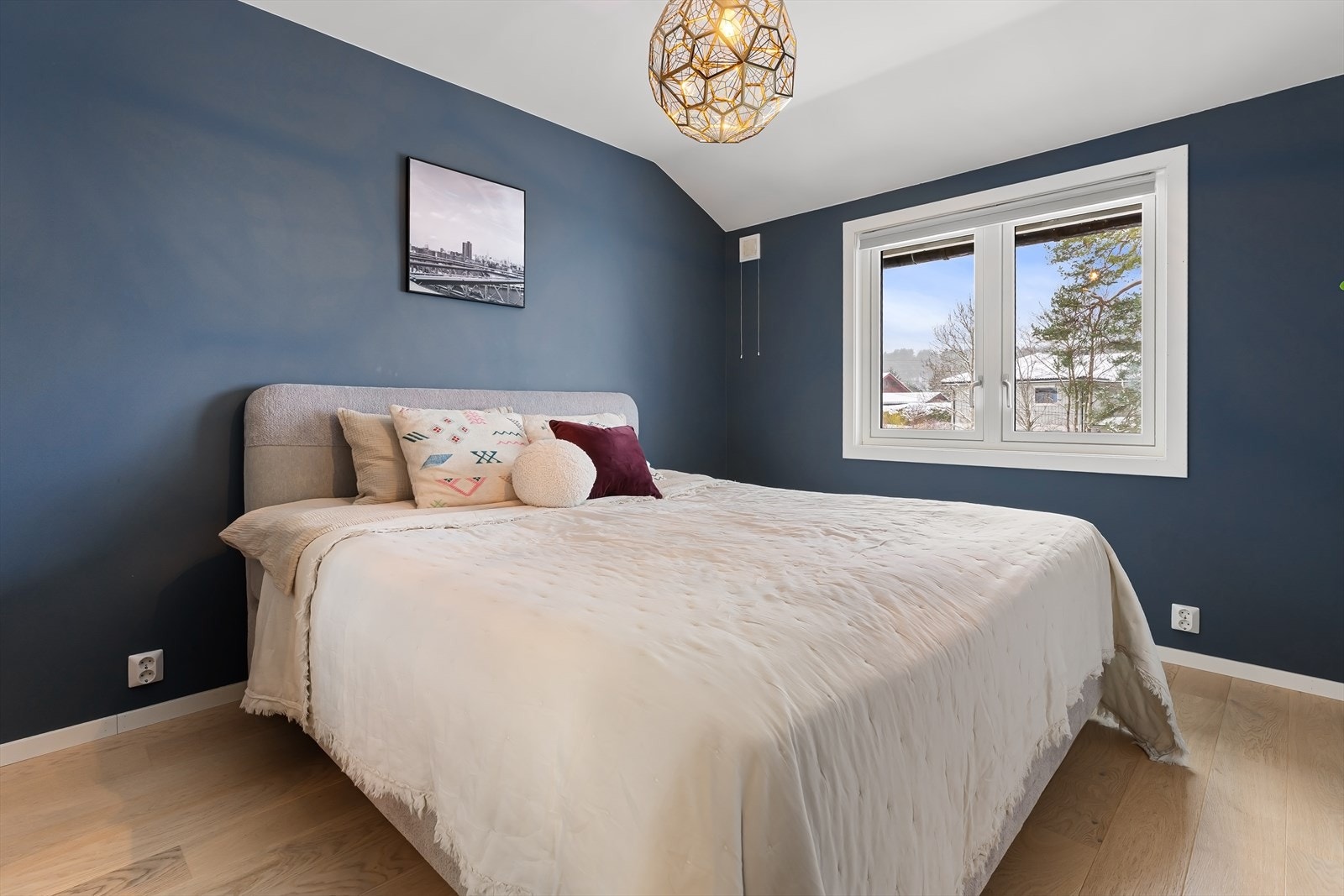 Soverom 2 med plass til garderobe og dobbeltseng. Galleribilde