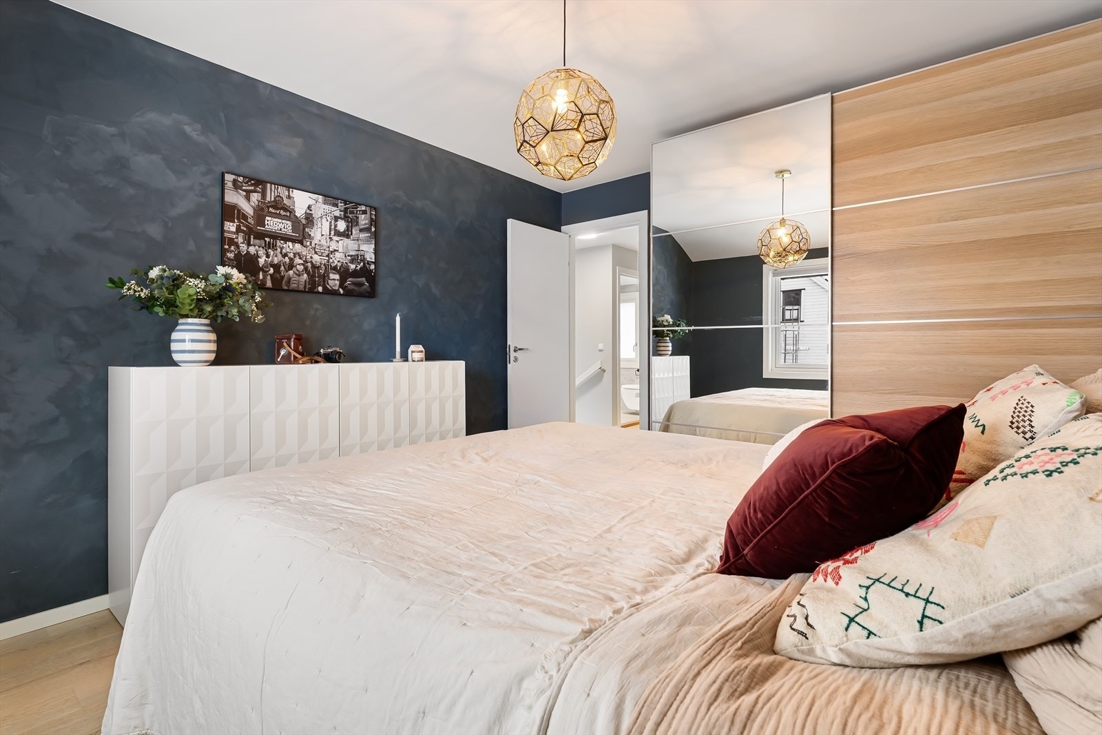 Godt med oppbevaringsplass i romslig skyvedørsgarderobe. Galleribilde