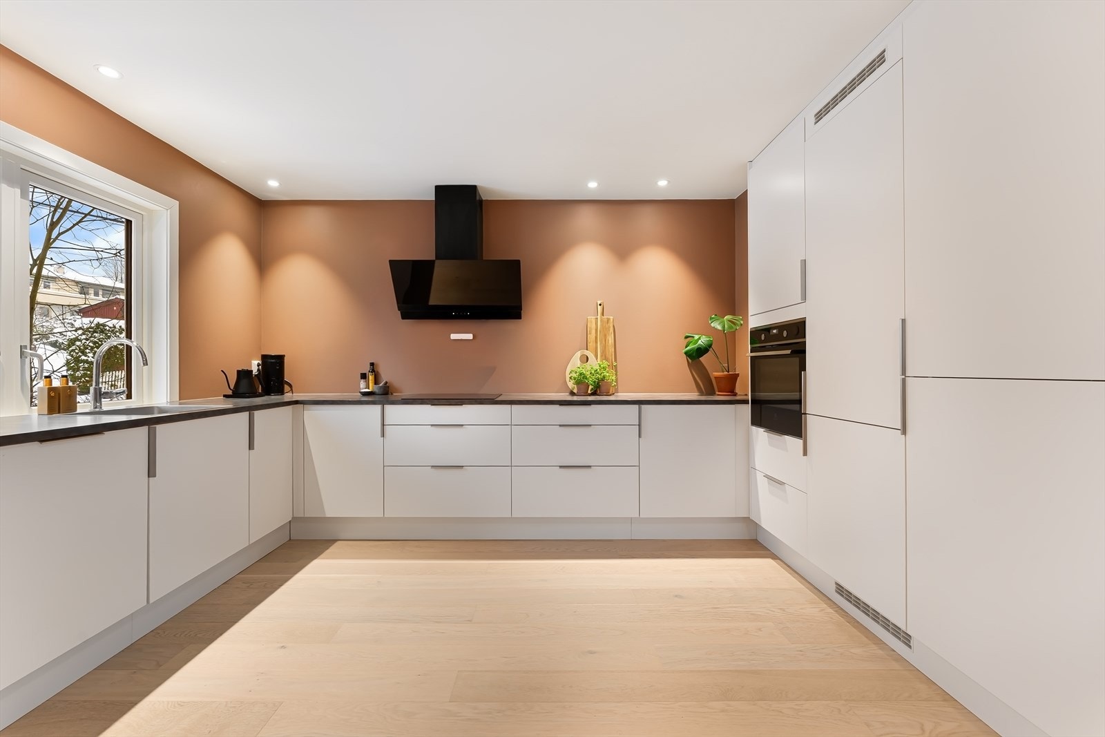 Delikat, stort kjøkken med gode soner for matlaging og rikelig med oppbevaringsplass. Galleribilde