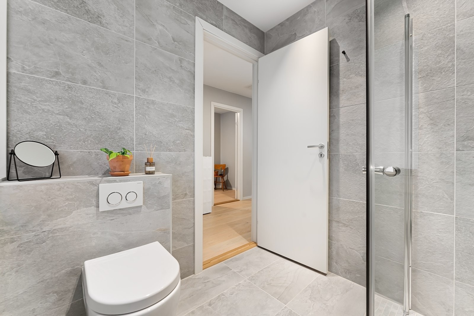 Varmekabler i gulv og store, behagelige fliser. Galleribilde