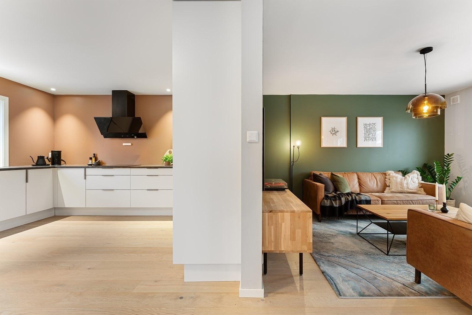 Kjøkkenet er i åpen løsning mot spisestue/stue og tilbaketrukket fra sofasone. Galleribilde