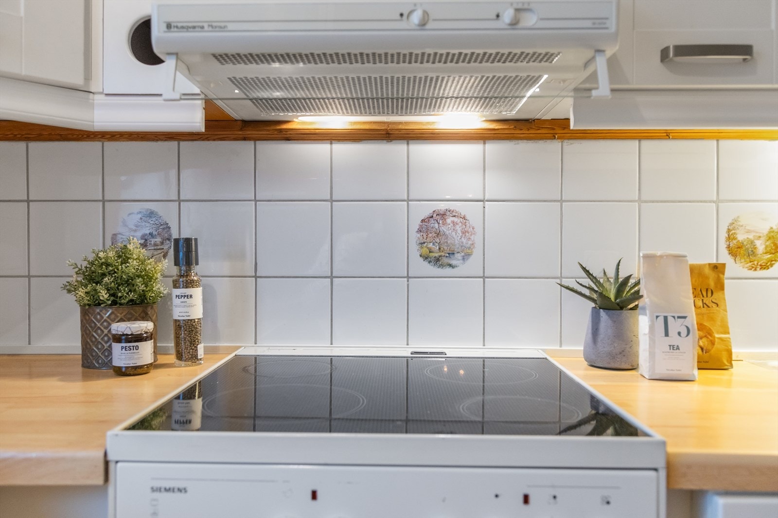 Av hvitevarer medfølger oppvaskmaskin fra Bosch (smal modell) og komfyr med keramisk koketopp fra Siemens. Det er ventilator med utlufting. Galleribilde