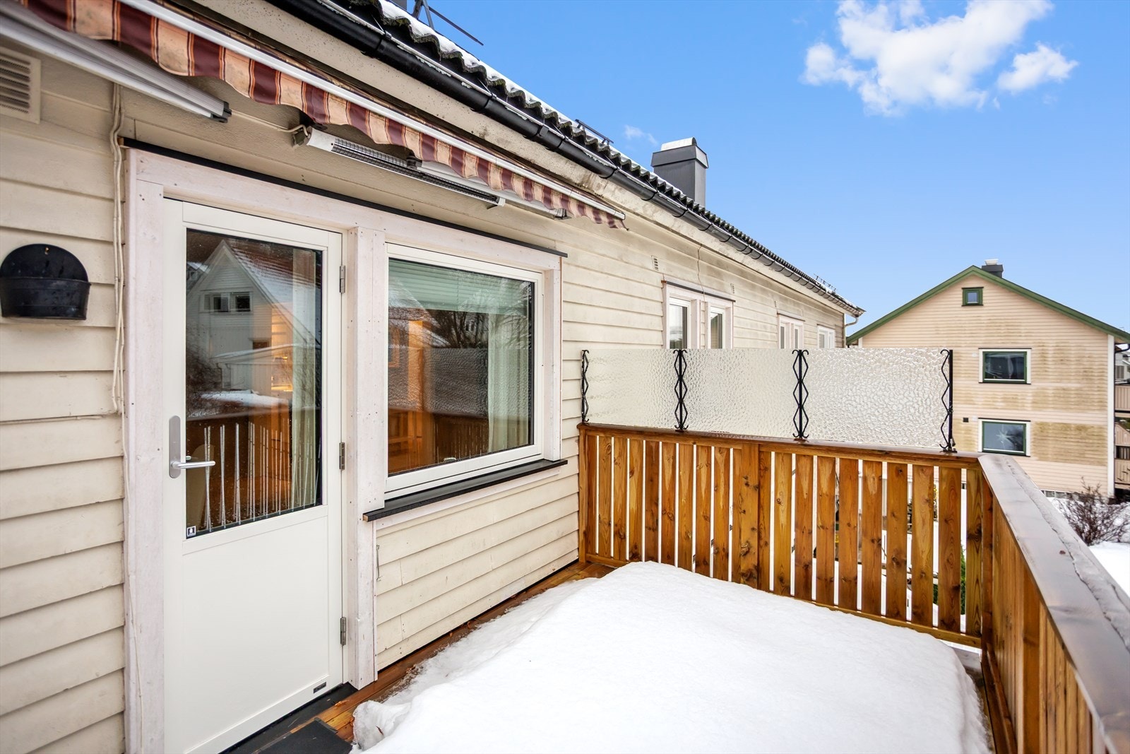 Denne hyggelige og solfylte uteplassen blir en fin forlengelse av stuen på varme sommerdager og byr på fin nærhet til hagen på baksiden av bygget. Det er plass for både sittegruppe og gassgrill - perfekt utformet for både rolige stunder. Galleribilde