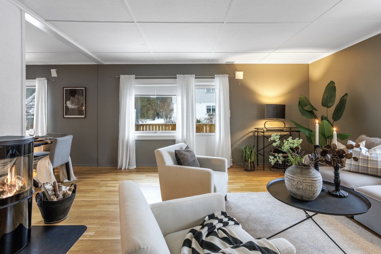 Stuen ligger på hjørnet av bygget, mot vest og nord. Stuen særpreges av å være lys, innholdsrik og med god romfølelse. En opplevelse som ytterligere forsterkes av langsgående vindusrekke mot vest og vindu mot nord. Galleribilde