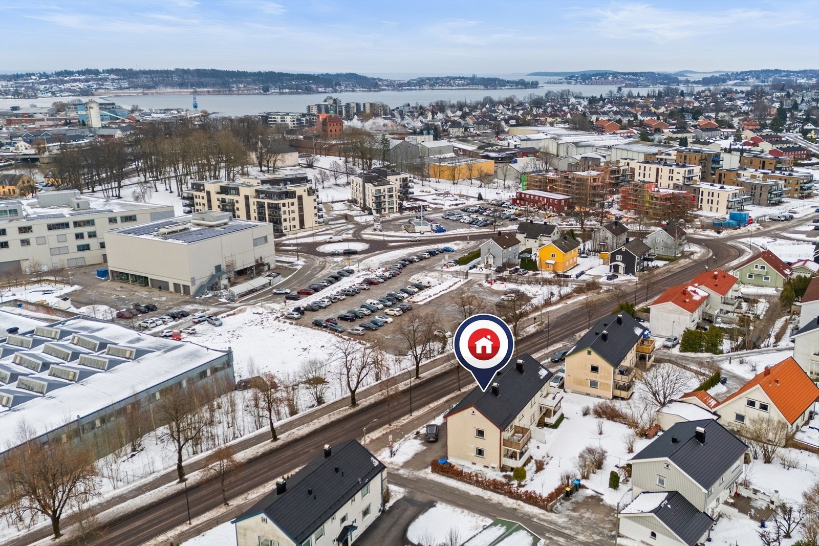 Området tilhører Tønsberg kommune. Herfra har man gangavstand til nær "alt" rett på utsiden av egen dørstokk. Man når gangbroen over til Tønsberg brygge på få minutter, det er kort vei til Teie og tur-/rekreasjonsområder til tross for bynær beliggenhet. Galleribilde