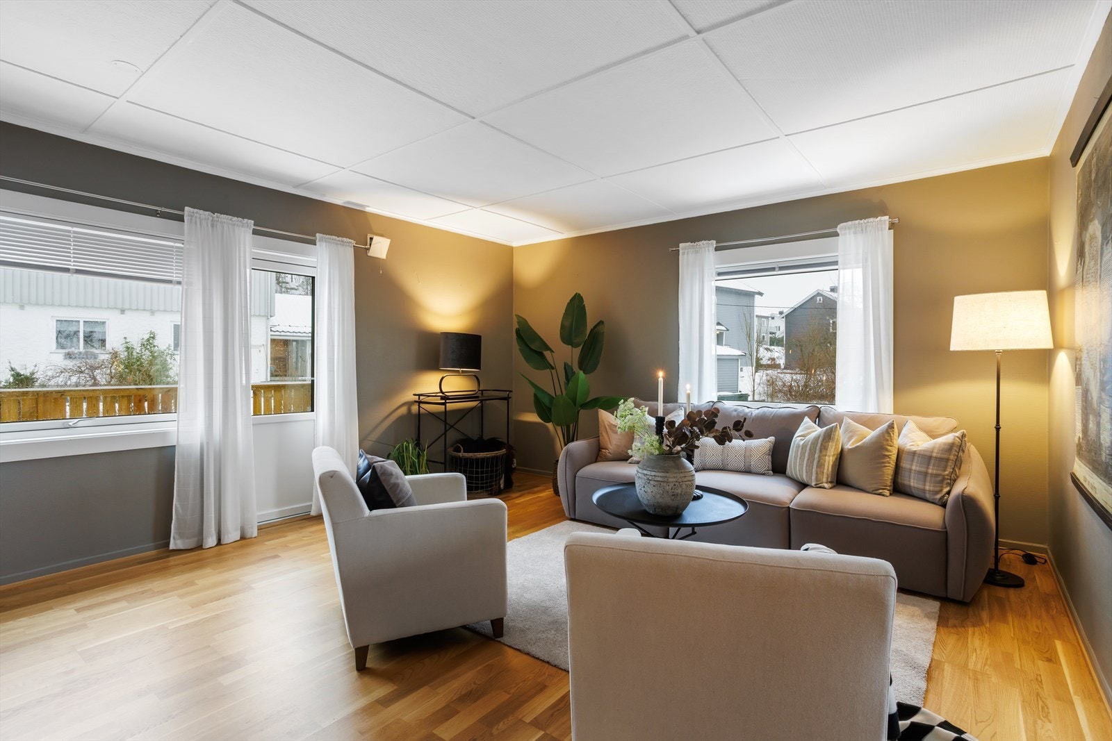 Stuen er romslig og byr på gode møbleringsmuligheter med plass til både sofa og øvrig innredning. Galleribilde