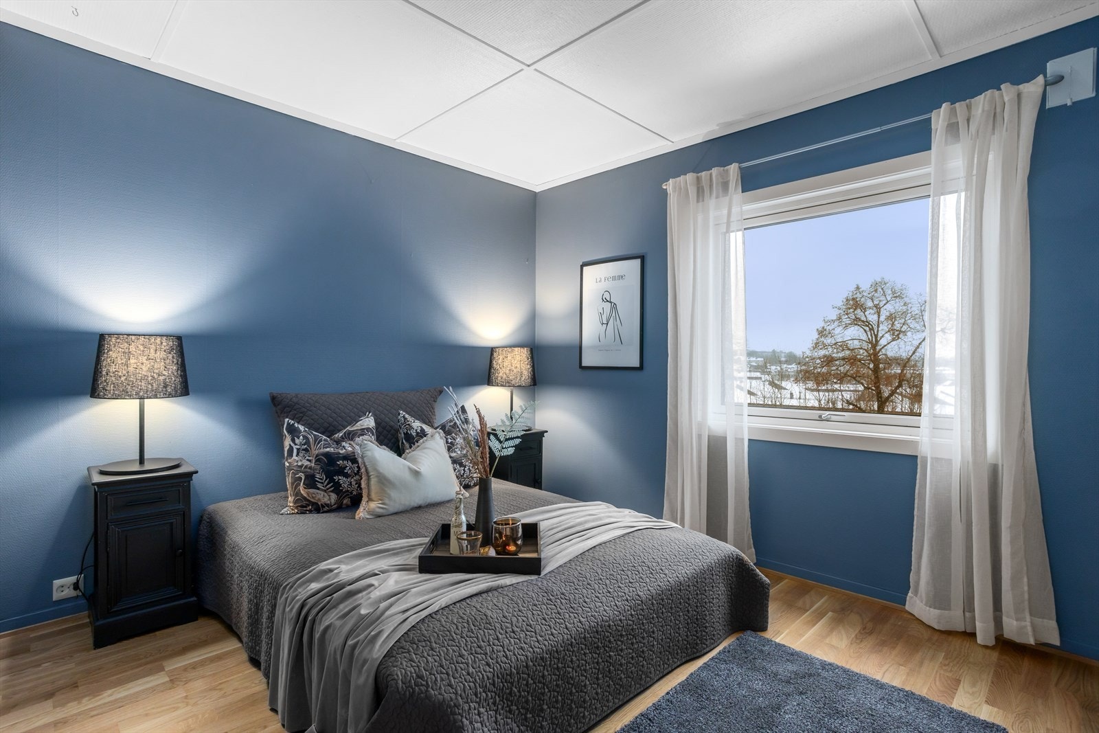 Hovedsoverommet er av god størrelse med plass til dobbeltseng og nattbord. Galleribilde