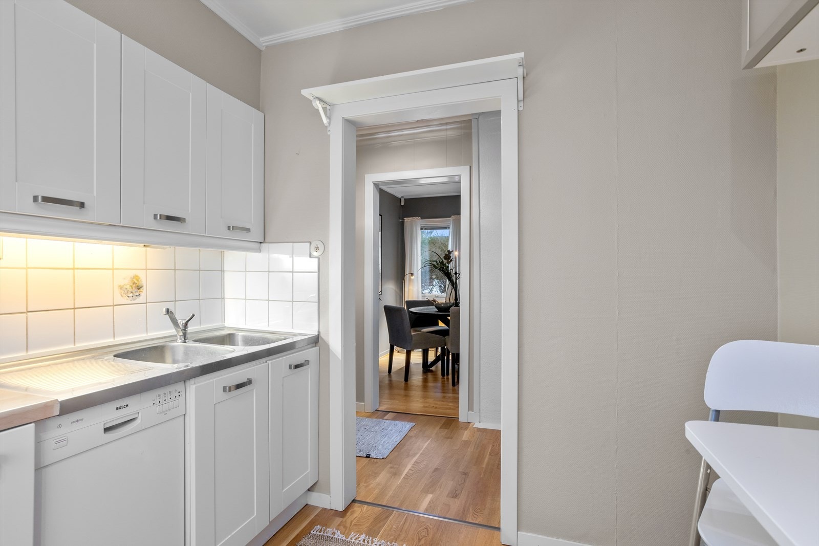 Deler av innredningen har utskiftede fronter på antagelig eldre kjøkkenskrog, mens øvrige deler ble fornyet i sin helhet. Galleribilde