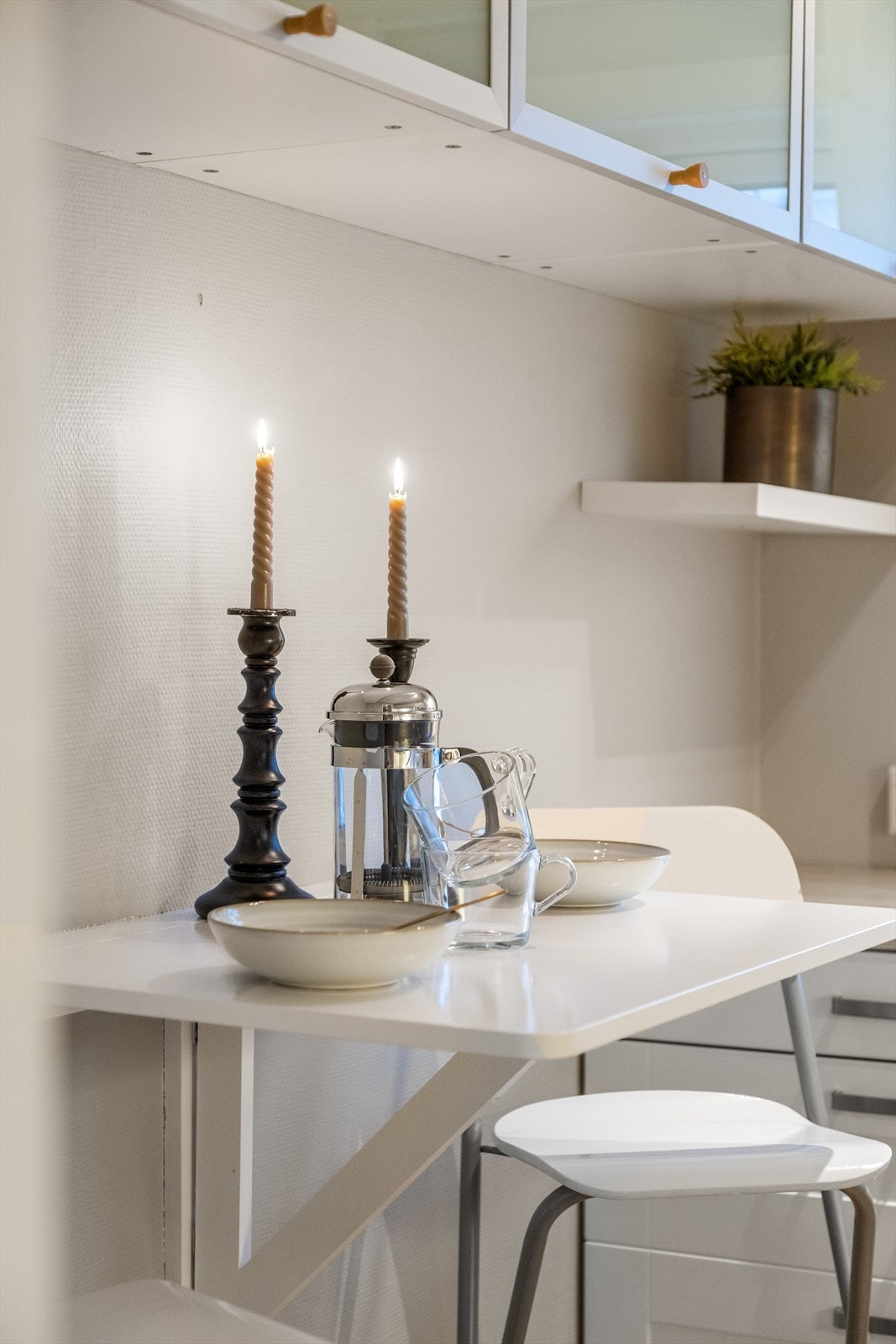 Kjøkkenet har plass til et lite spisebord med to stoler, perfekt til frokosten eller en kopp kaffe. Galleribilde