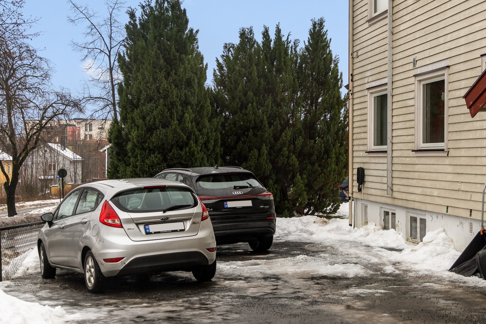 Leiligheten disponerer utvendig parkeringsplass inne på borettslagets egne tomt. Det er mulighet til å installert el-bil lader hvis ønskelig. Se punktet "parkering" for ytterligere informasjon. Galleribilde