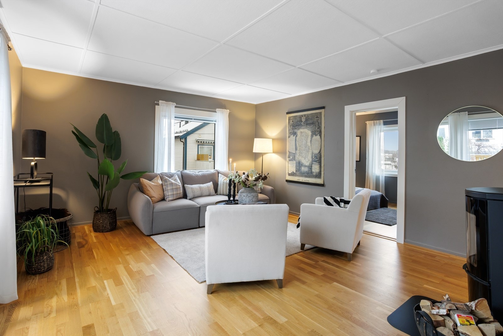 Gulvoverflater består av eikeparkett i oppholdsrommene - disse er nylagt i 2018/2019. Galleribilde