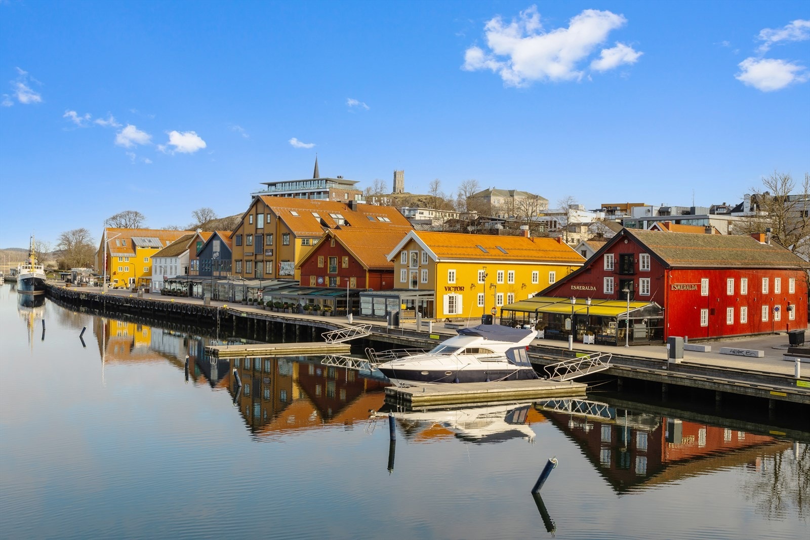 Med gangbroen fra Kaldnes er det gangavstand til Tønsberg sentrum og "Brygga". Galleribilde