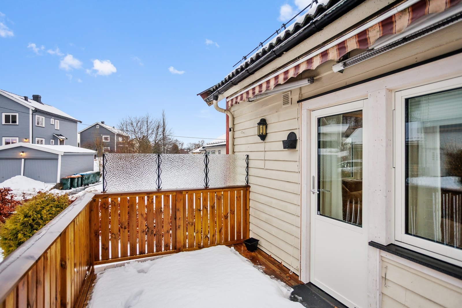 Fra stuen er det utgang til en flott vestvendt balkong på ca. 9 m² hvor man kan nyte lange soldager. Galleribilde