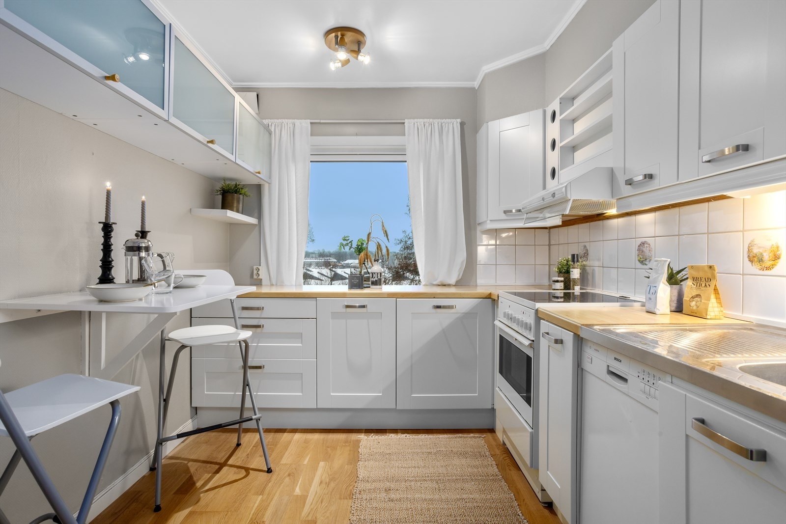 Kjøkken med spiseplass samt fornyet innredning fra 2008/2009. Kjøkkenet er utstyrt med frittstående hvitevarer som komfyr og oppvaskmaskin. Galleribilde