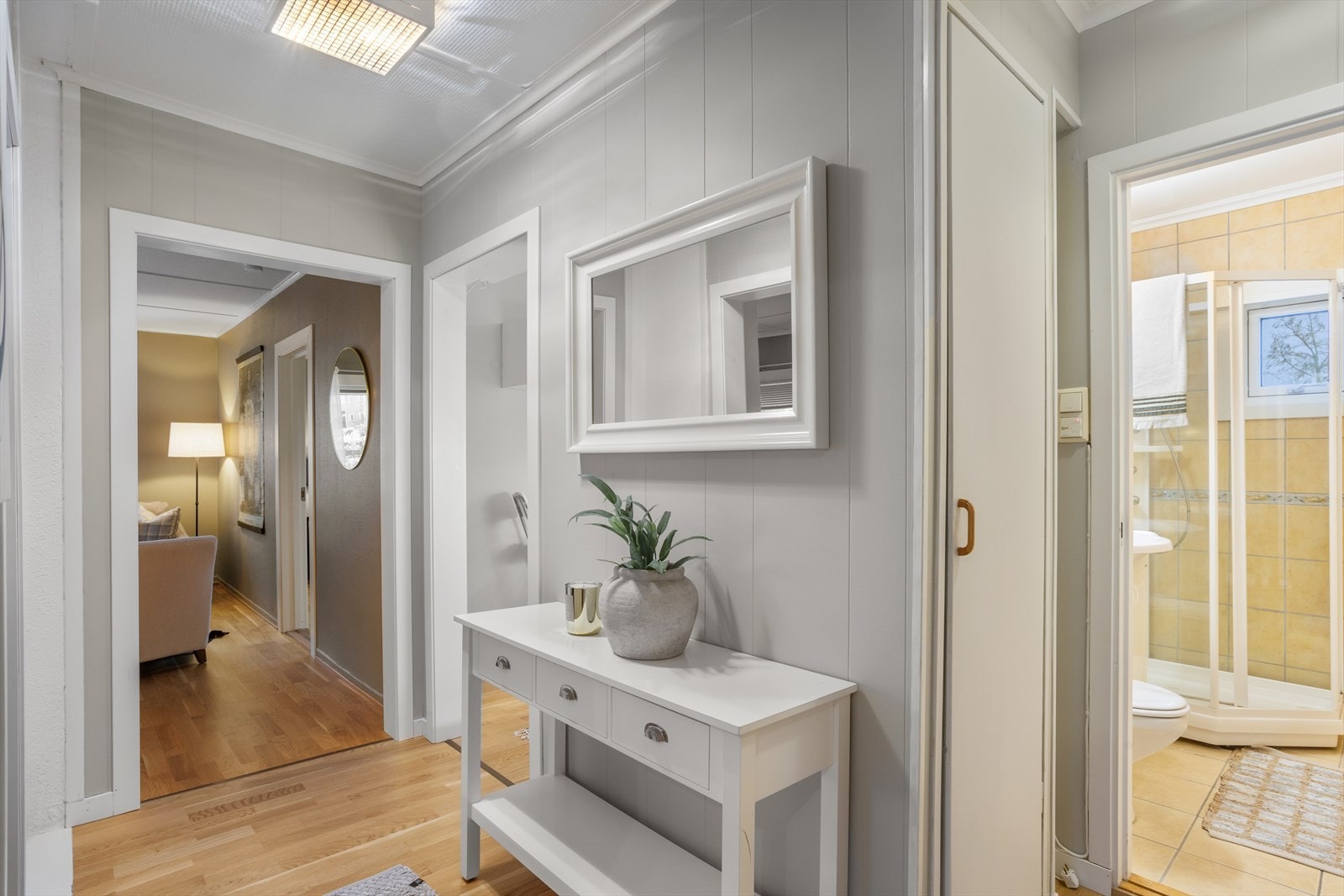 Gangen er malt i lyse farger, og gir et innbydende førsteinntrykk. Det bys også på garderobeplass. Galleribilde