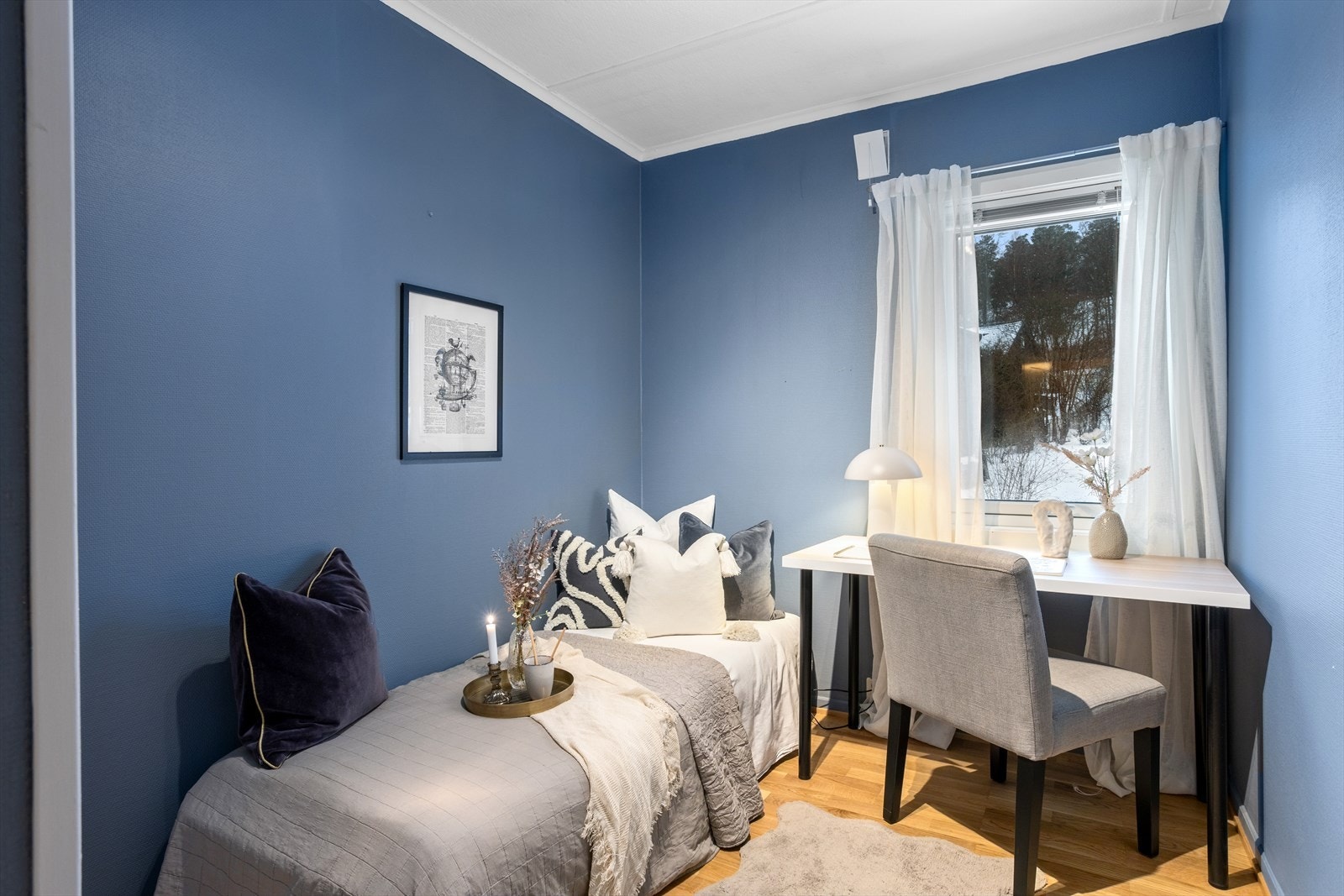 Det andre soverommet, plassert med inngang fra entrèn, har også god plass til seng og f.eks. nattbord eller arbeidsbord. I dette rommet er det plassbygget dobbeltskap og vinduet i rommet vender ut mot hagen i vest. Galleribilde