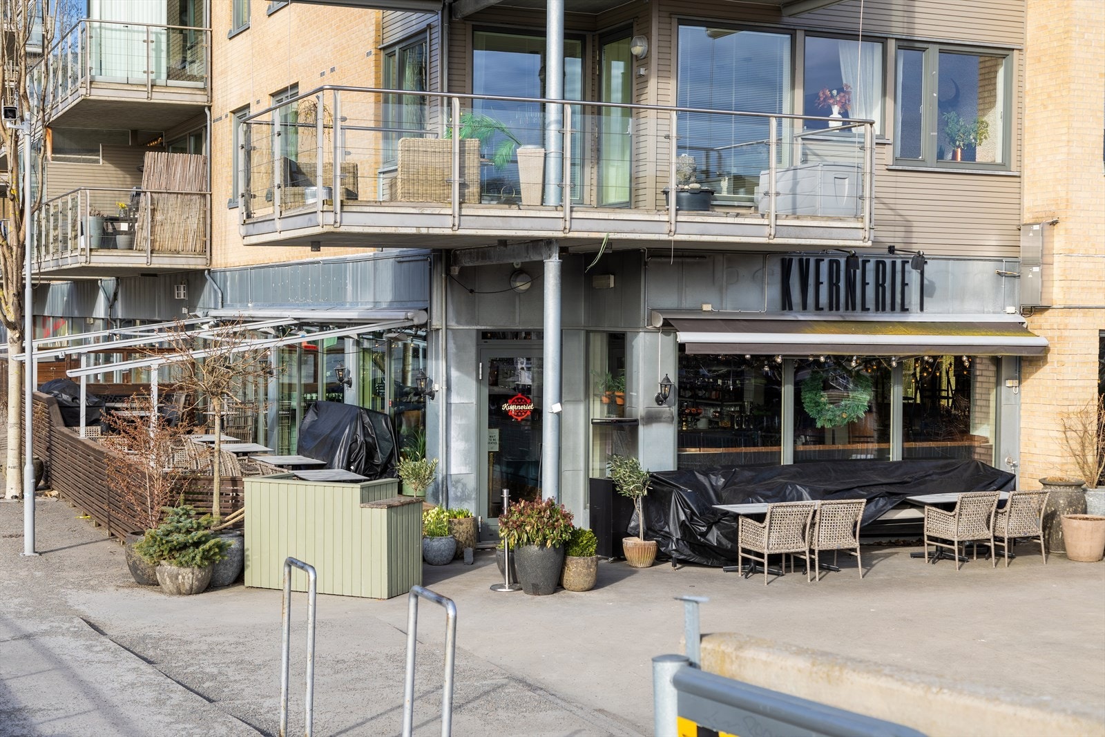 Kverneriet er ett av flere populære spisesteder på Kaldnes brygge, plassert ved gangbroen over til Tønsberg brygge Galleribilde