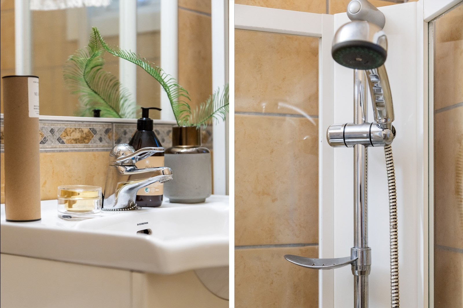 Baderomsinnredningen i rommet består av overskapshylle, servant med dobbelt underskap og overliggende speil med lyslist og innfelt strømuttak. Ytterst i rommet, lengst unna dusjkabinettet, er det installert sokkeltoalett. Galleribilde