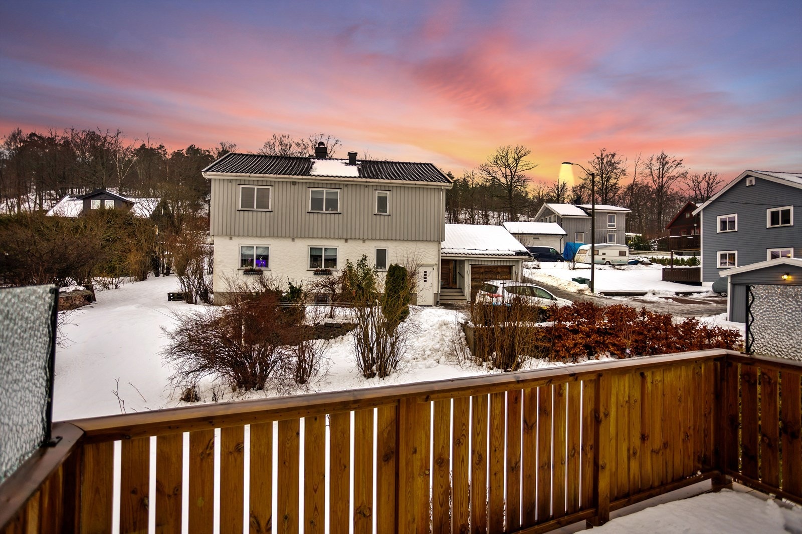 Rekkverk og gulv er av treverk. Det er montert elektrisk varmelist i underkant av markisen. Fra balkongen ser du ut mot hagen og det hyggelige nabolaget. Galleribilde