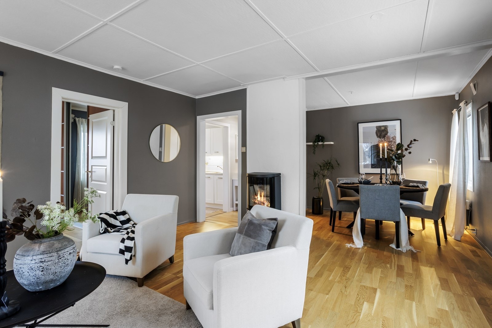 Stuen er malt i moderne farger og har en naturlig inndeling mellom stue og spisestue. Galleribilde