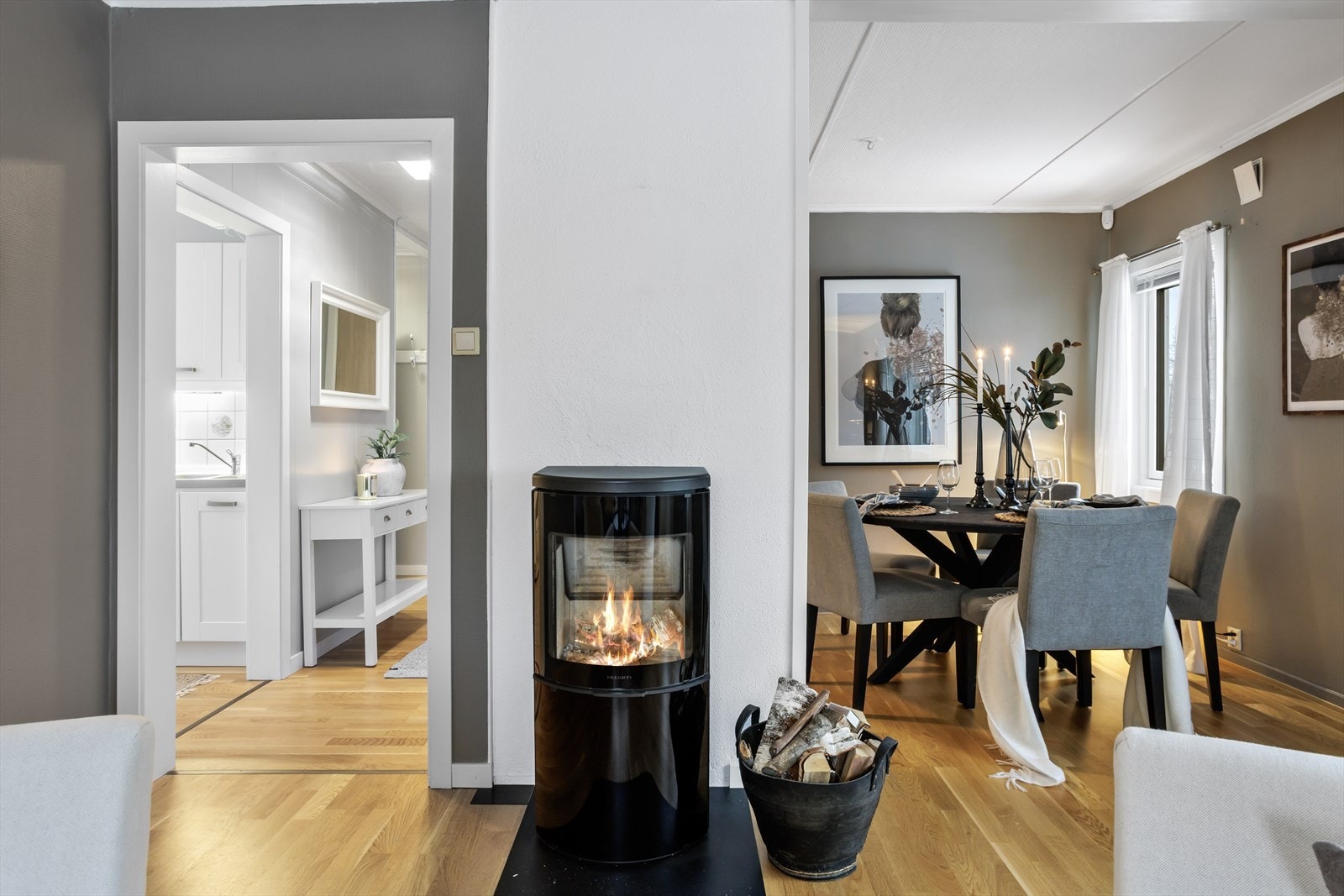 I 2018/19 er leiligheten nymalt i de fleste rom, samtidig ble det lagt ny eikeparkett i hele leiligheten. Galleribilde