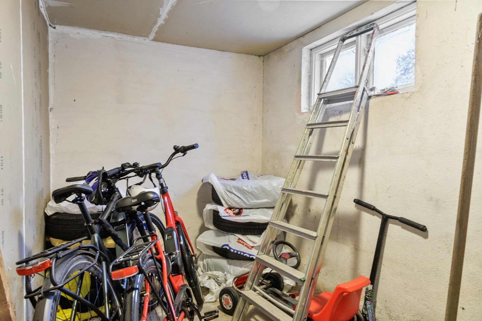 Leiligheten har tre boder med god lagringsplass. To i kjelleren og en på loft. Galleribilde