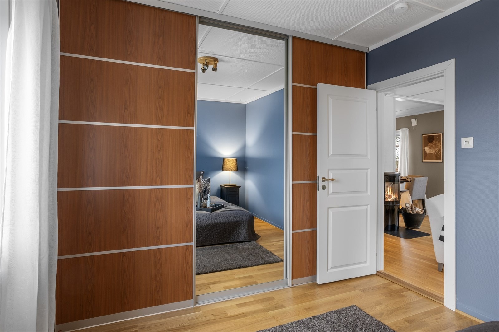 Soverommet har en innebygd skyvedørsgarderobe med god oppbevaringsplass. Galleribilde