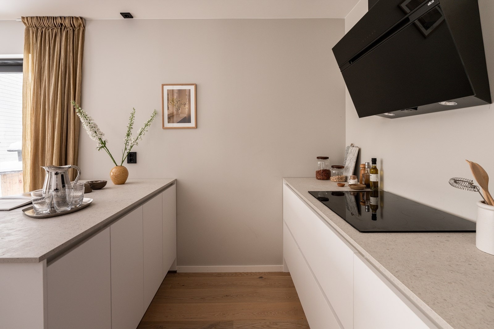 Bilder fra visningsbolig. Benkeplaten i terrazzo-look komplementerer det moderne uttrykket. Galleribilde