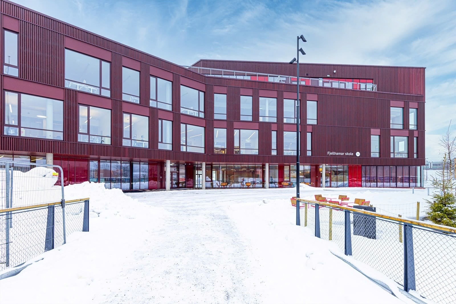 Ca. 15 minutters gange til nye Fjellhamar barneskole (1-7 trinn) Galleribilde
