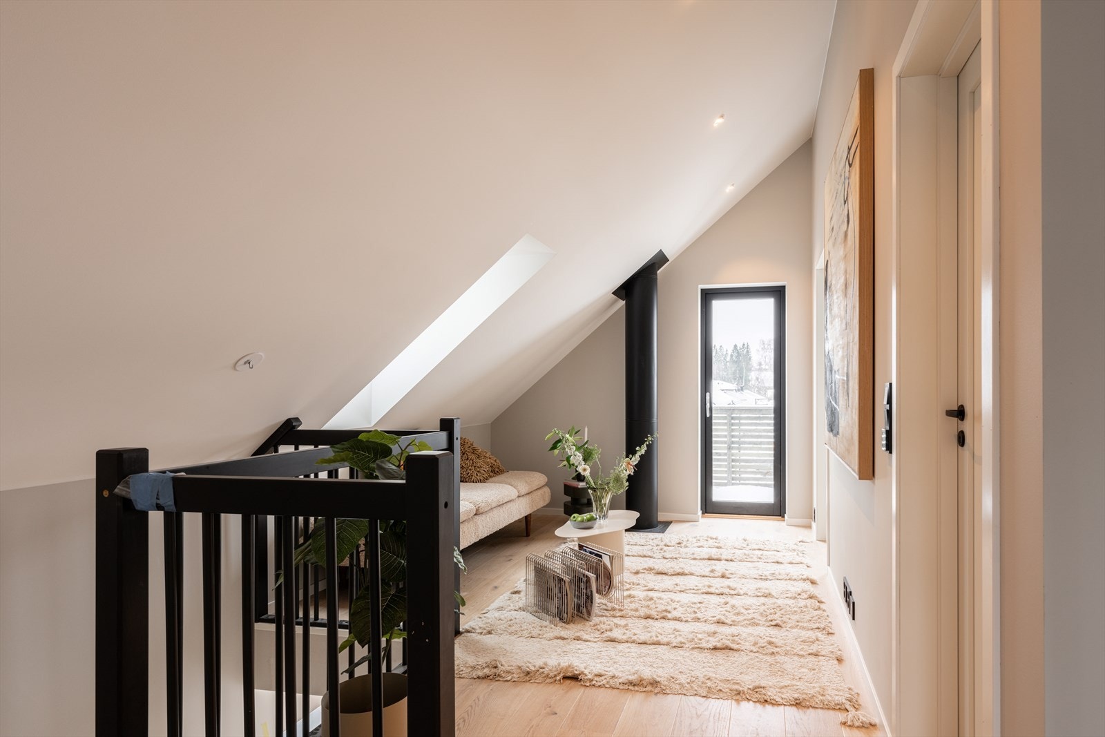 Bilder fra visningsbolig. I tredje etasje finner du en ekstra stue, ideell for hjemmekontor eller lekerom. Galleribilde