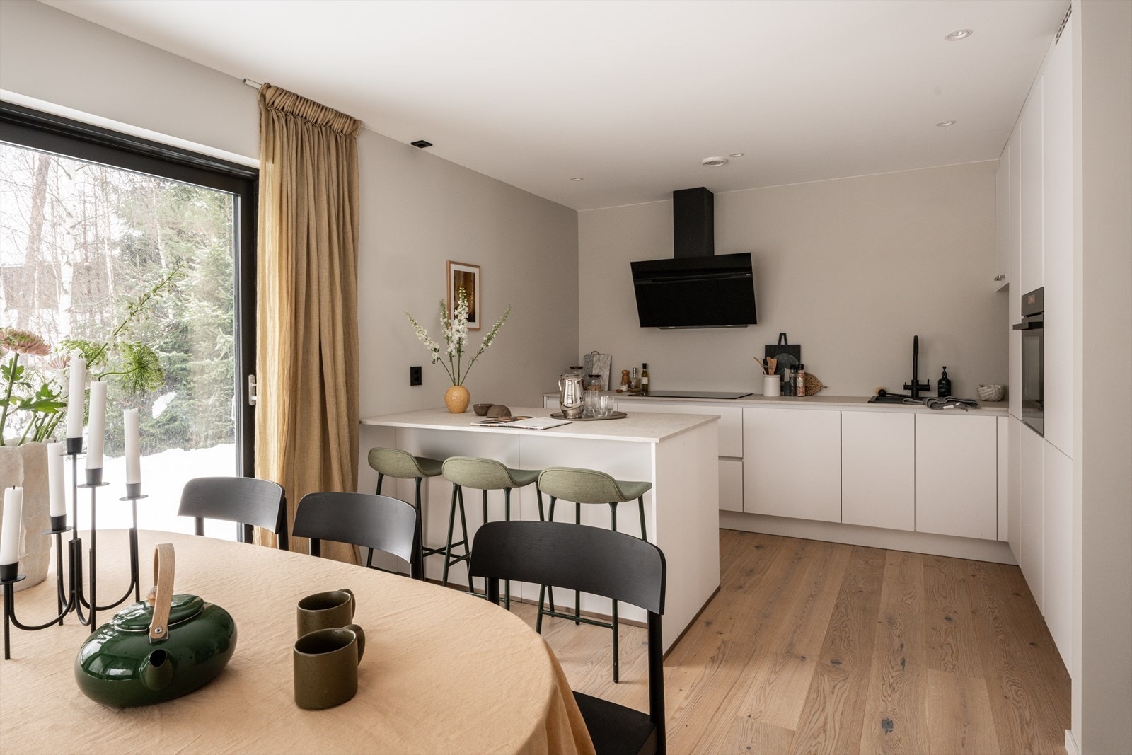 Bilder fra visningsbolig. Kjøkkenet fra Keo har slette, matte fronter i hvitt og et stilrent, grepsløst design. Galleribilde