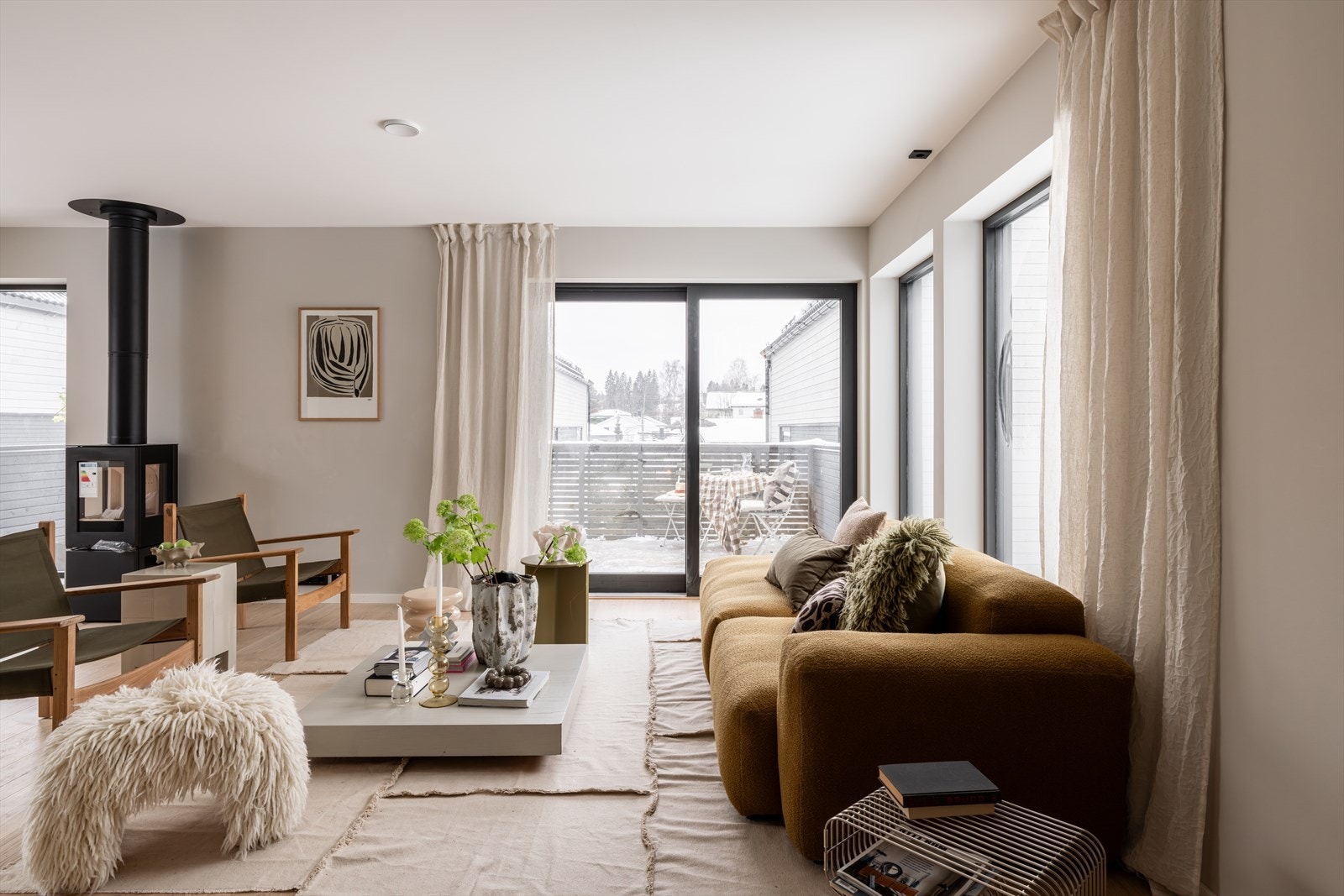 Bilder fra visningsbolig. Stuen i andre etasje er et lunt samlingspunkt med peisovn og gjennomgående parkett. Galleribilde