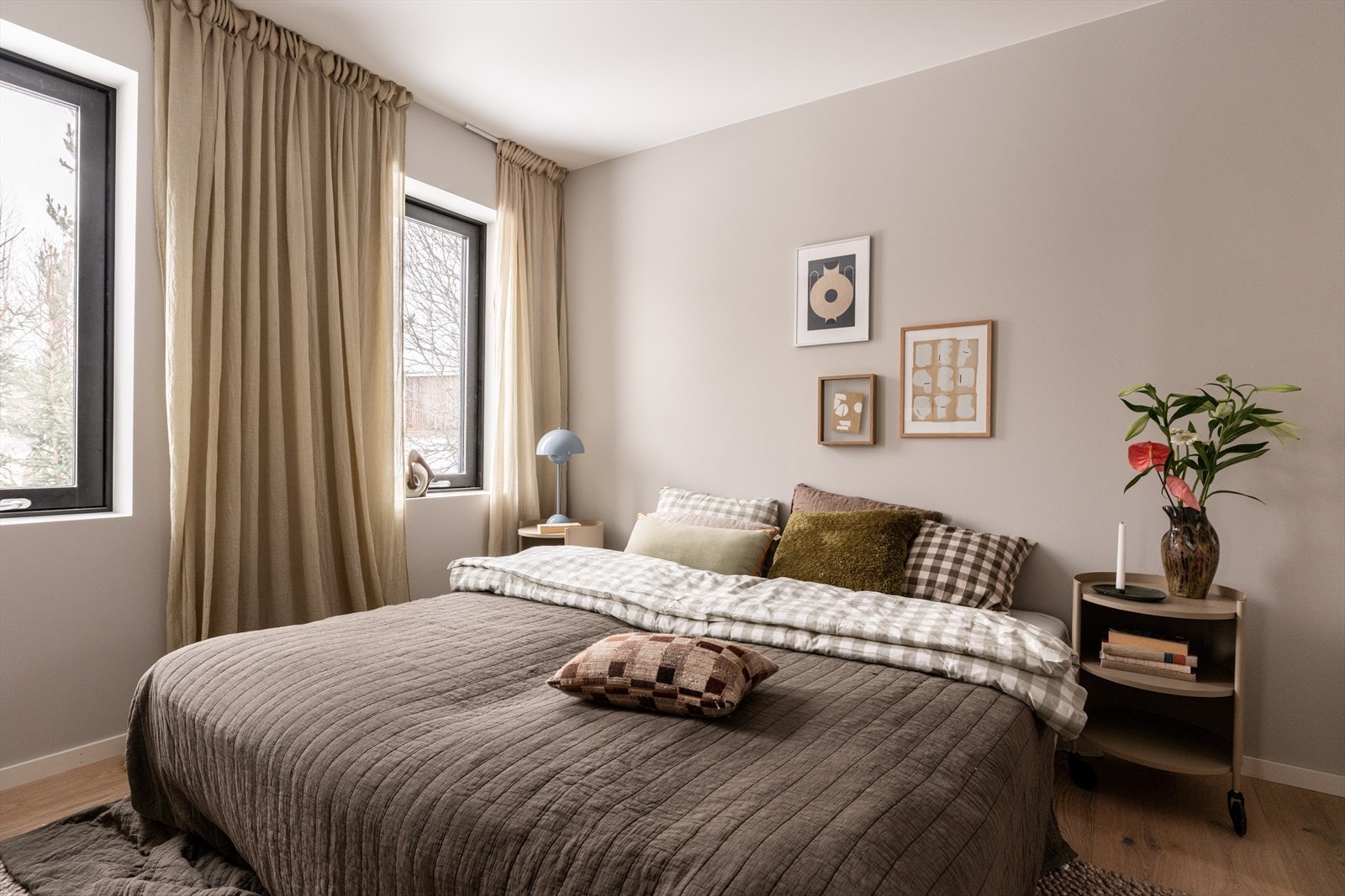 Bilder fra visningsbolig. Soverommene er romslige og lune. Galleribilde