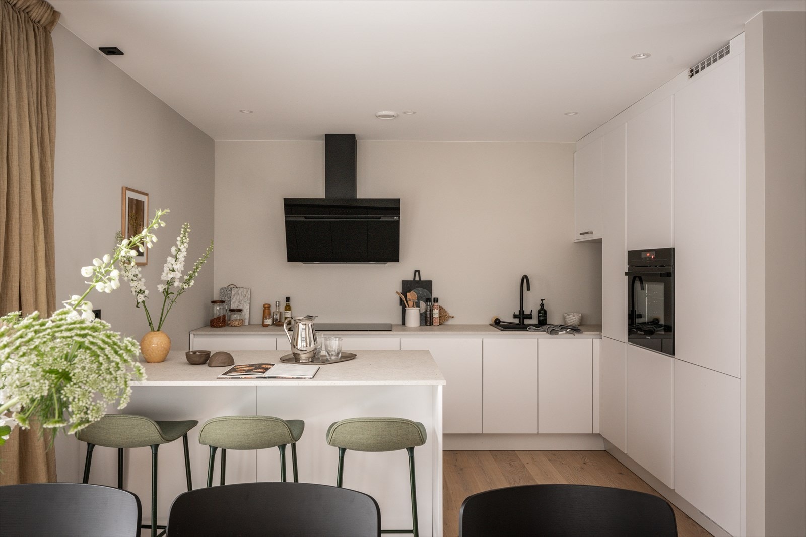 Bilder fra visningsbolig. Kjøkkenet er levert av Keo, med slette, matte fronter i alpinhvit utførelse. Galleribilde